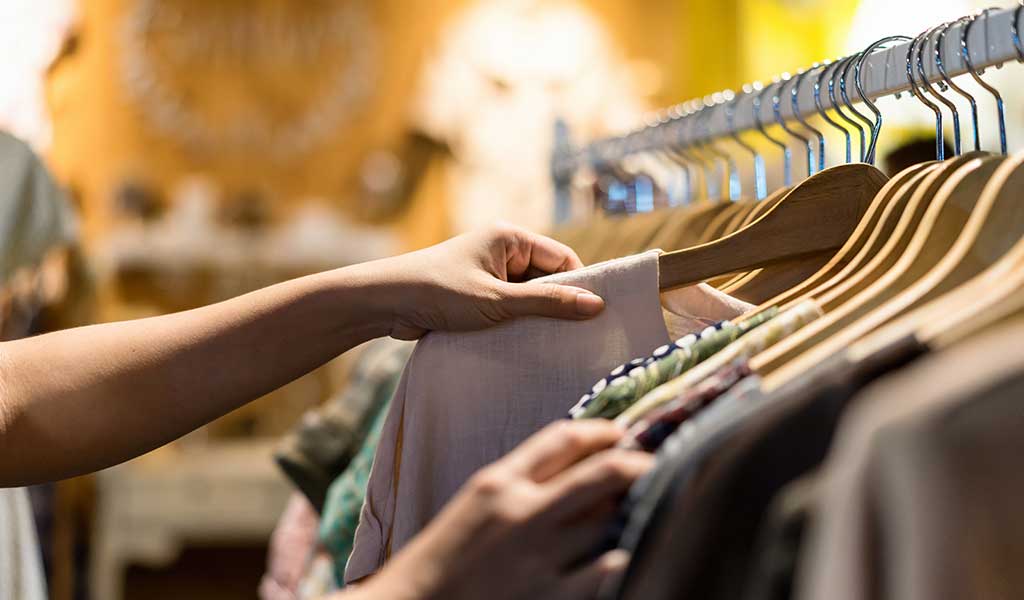 Fast fashion et seconde main : comprendre les nouveaux visages de la consommation textile